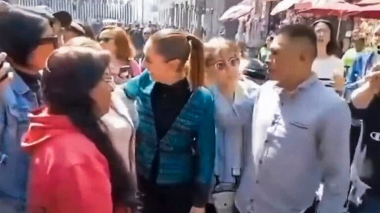 Video: Proyectan imágenes hechas con IA de Claudia Sheinbaum bailando con su acosador