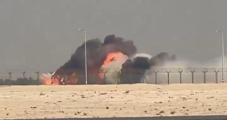 Fallece un piloto tras estrellarse un avión de combate en vuelo de exhibición en Dubái. Era de las Fuerzas Armadas de la India.