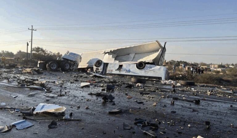 Video Choque frontal de tráiler deja dos muertos y varios heridos en Guanajuato