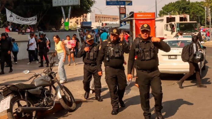 Detienen a sujetos que intentaron robar 500 mil pesos en mercancía de una tienda en la alcaldía Cuauhtémoc, Cdmx