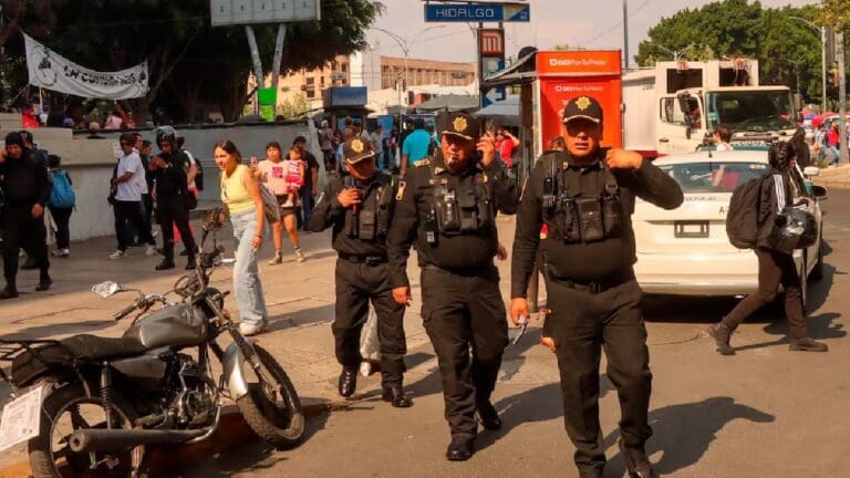 Detienen a sujetos que intentaron robar 500 mil pesos en mercancía de una tienda en la alcaldía Cuauhtémoc, Cdmx