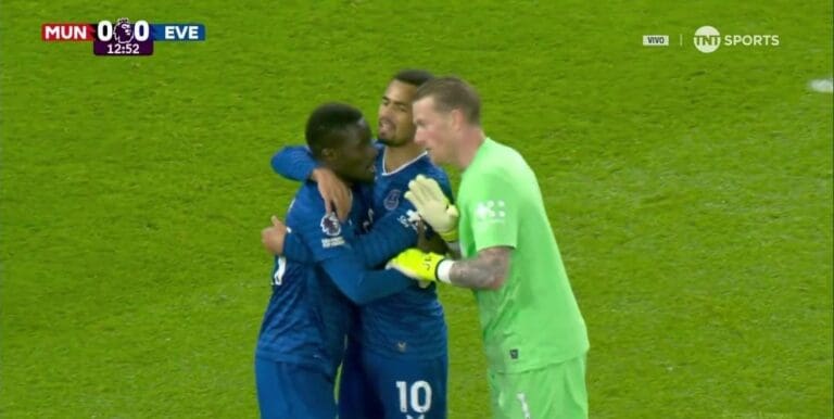 Expulsan a Idrissa Gana Gueye, futbolista del Everton de Premier League, por golpear a su compañero de equipo.