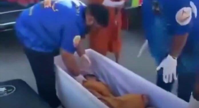 Mujer despierta en su ataúd poco antes de ser incinerada en Tailandia. Por fortuna, fue salvada justo a tiempo.