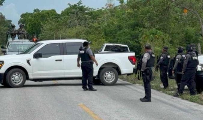 Localizan restos humanos en un auto abandonado en Puerto Morelos, Quintana Roo. Estaban cerca del cementerio clandestino.