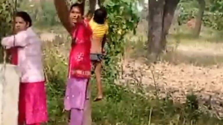 Video: Maestra cuelga de un árbol a un niño por no entregar la tarea en India