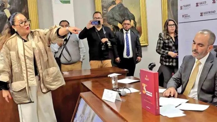 Video: Mujer interrumpe comparecencia del Procurador de Hidalgo para denunciar violencia vicaria