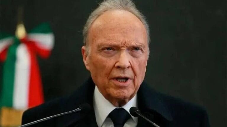 Renuncia Alejandro Gertz Manero a la Fiscalía General de la República; busca ser embajador en un "país amigo".