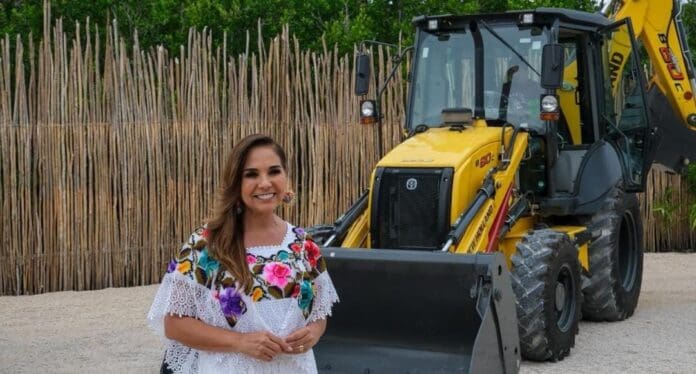 Mara Lezama entrega nuevo equipo para reforzar la limpieza de sargazo en Mahahual. Así se apoya a este importante destino.