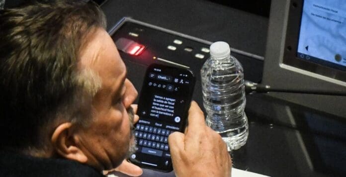 Captan a un senador del PAN pidiéndole a ChatGPT que le hiciera un discurso tras renuncia de Gertz Manero.