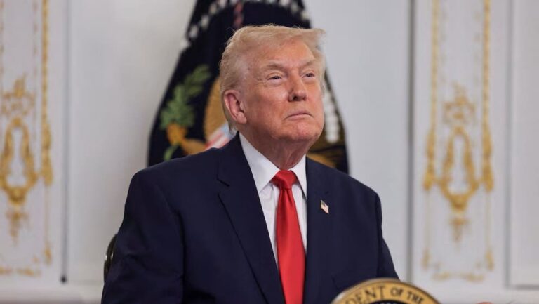 Anuncia Donald Trump cierre completo del espacio aéreo que rodea a Venezuela