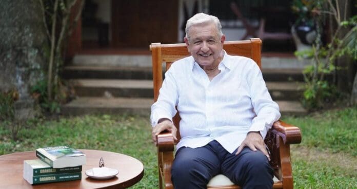 Reaparece AMLO para hablar de su nuevo libro y respaldar a la presidenta Claudia Sheinbaum. Habló por casi una hora.