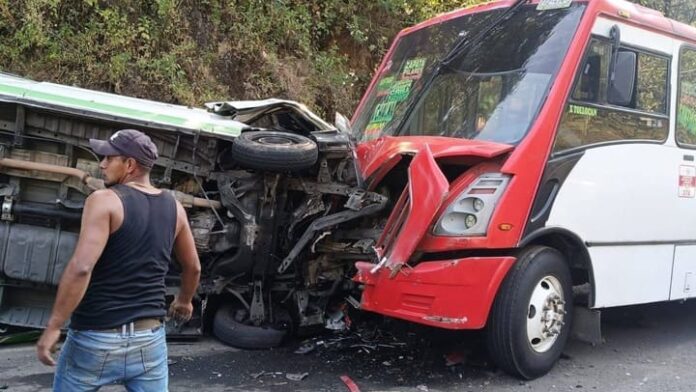 Choque entre autobús y camioneta deja tres muertos y 22 heridos en carretera a Chalma, Edomex