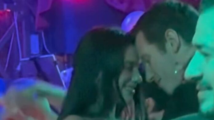 Video: Captan a Dua Lipa y Callum Turner bailando salsa en la Roma, CDMX