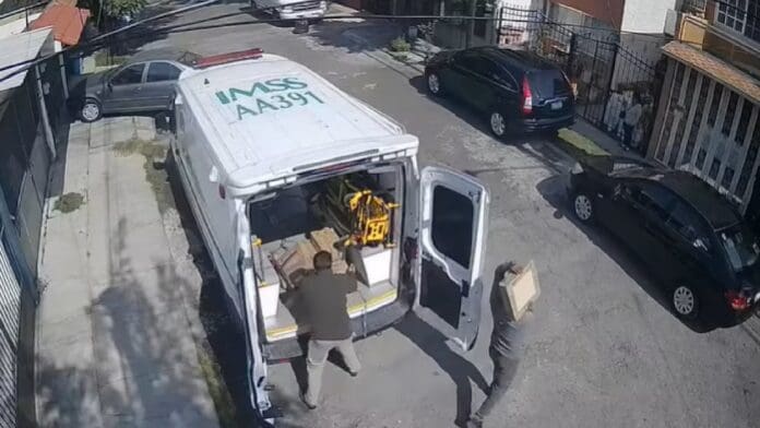 Video: Usan ambulancia del IMSS para transportar material de construcción en el Edomex