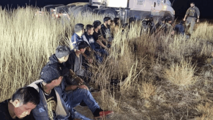 Detienen a conductor en Texas por transportar a 23 migrantes ocultos en su camión