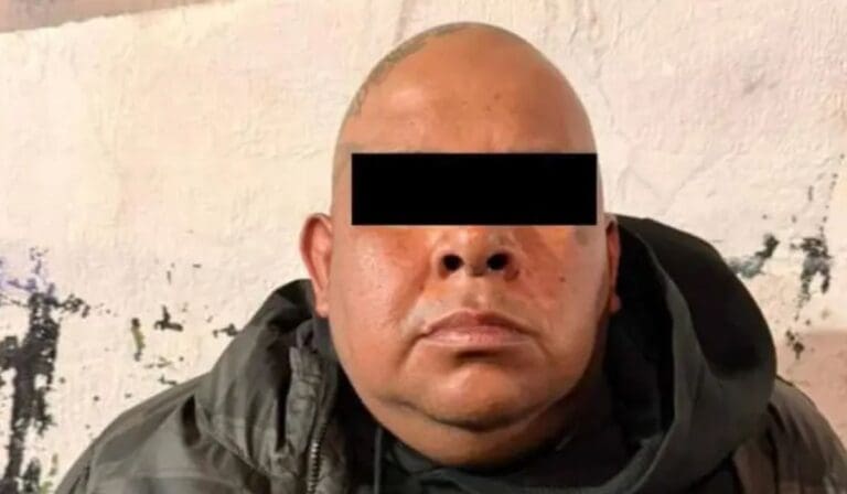 Cae "El Balú" de "La Chokiza" durante tianguis navideño en Ecatepec, Edomex