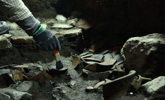 Descubren tumbas y objetos aztecas en la Zona Arqueológica de Tlatelolco en CDMX
