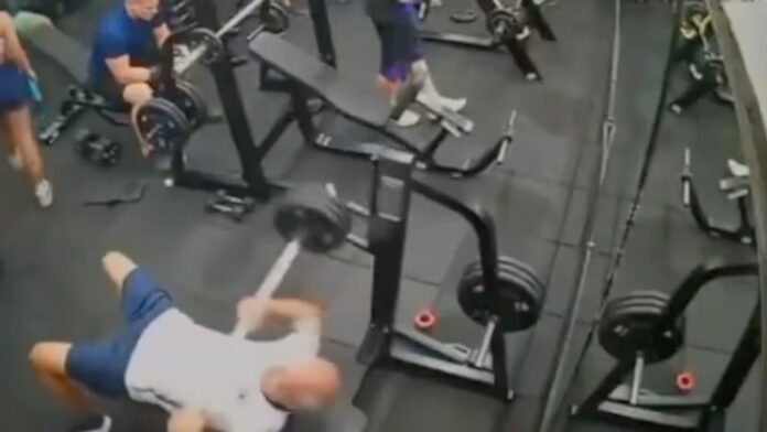 Video: Muere sujeto al caerle barra de pesas en el pecho en un gimnasio en Brasil