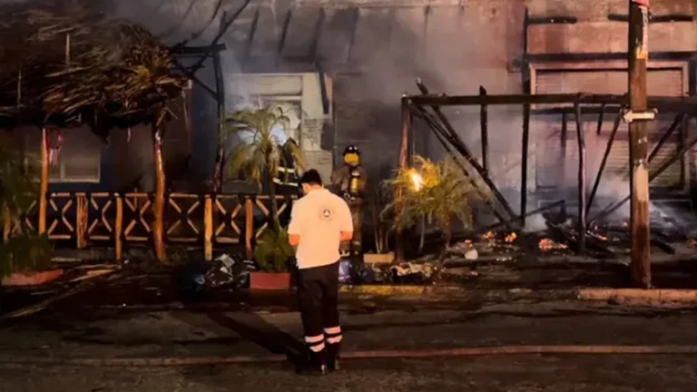 Mujer incendia un restaurante de mariscos en Villa de Álvarez, Colima