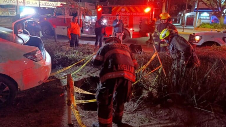 Cae joven en un socavón de ocho metros de profundidad tras chocar su camioneta en Guadalajara, Jalisco
