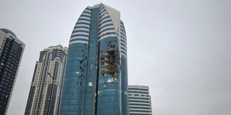 VIDEO Drones de Ucrania impactan contra un edificio del Consejo de Seguridad en Chechenia, Rusia