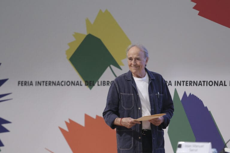 Joan Manuel Serrat abandona su conferencia en la FIL Guadalajara 2025 por el ruido externo