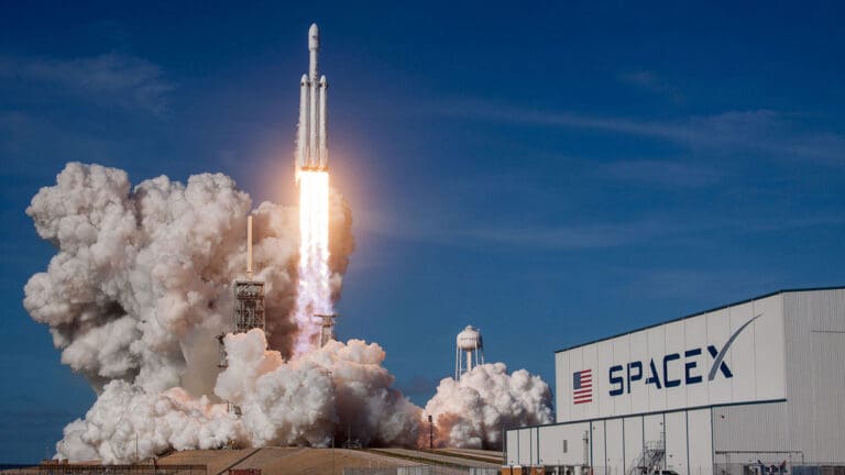 SpaceX, propiedad de Elon Musk, prepara venta de acciones por 800 mmdd