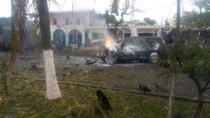 Video: Deja dos muertos y 12 heridos explosión de coche bomba en Coahuayana, Michoacán