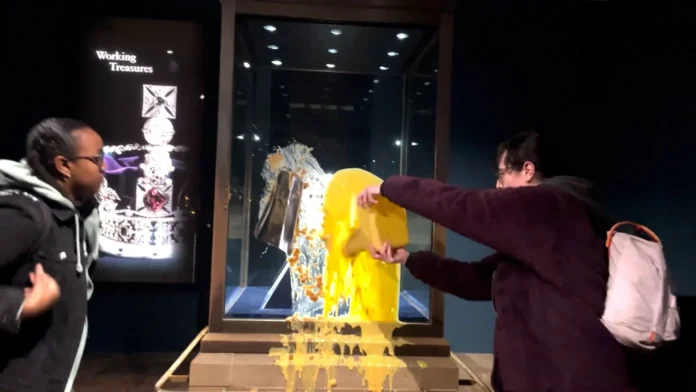 VIDEO Manifestantes arrojan comida a la vitrina de la Corona Imperial en Londres