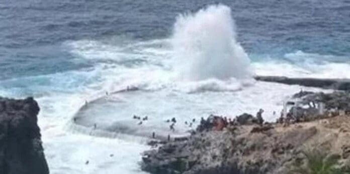 Ola mata a cuatro personas y deja a otra desaparecida en Tenerife, España. Una tragedia ocurrida en el mar hace unas horas.