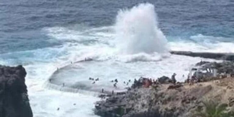 Ola mata a cuatro personas y deja a otra desaparecida en Tenerife, España. Una tragedia ocurrida en el mar hace unas horas.