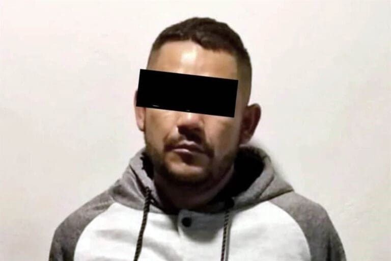 Hombre juega con arma de fuego y lesiona accidentalmente a su esposa en Apodaca, Nuevo León