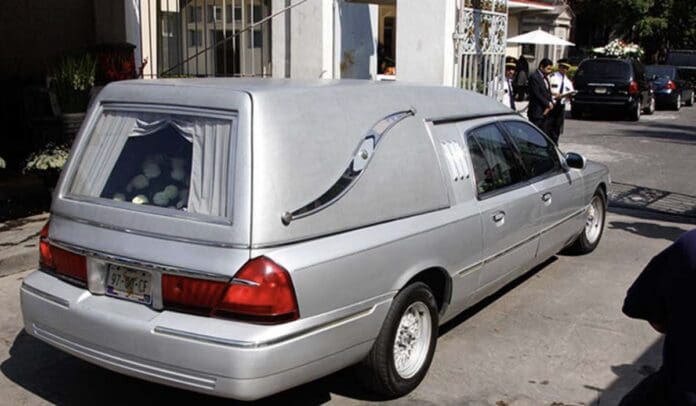 Carroza fúnebre robada por comando armado desata operativo en Puebla