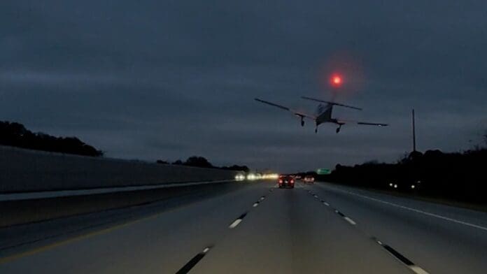 Video: Avioneta aterriza de emergencia sobre un auto en una autopista de Florida, Estados Unidos