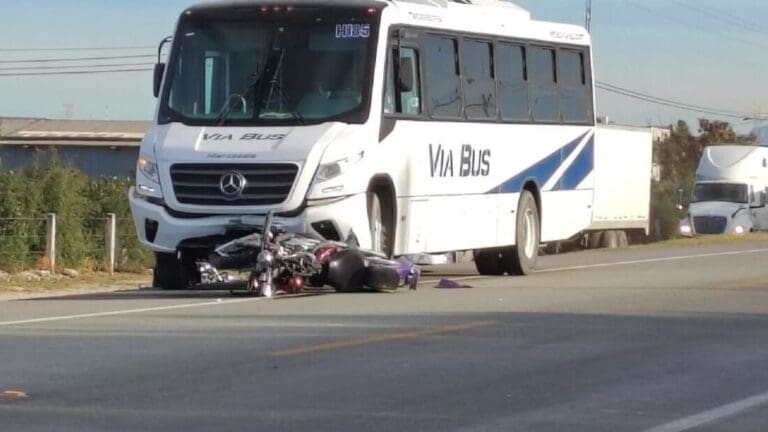 Motociclista muere arrollado por múltiples vehículos en Nuevo León