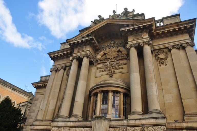 Roban más de 600 objetos de gran valor cultural del Museo de Bristol, en Inglaterra