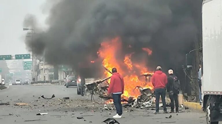 Video: Deja tres heridos explosión de taxi que transportaba pirotecnia en la México-Toluca