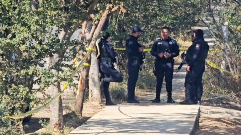 Hallan el cuerpo de un hombre dentro de una caseta de seguridad en Guadalajara, Jalisco; tenía la cara desfigurada