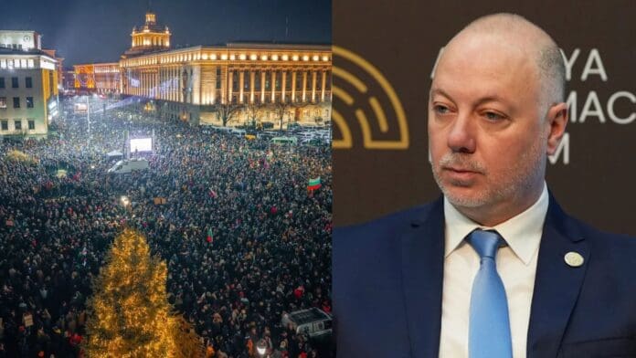 Primer ministro de Bulgaria renuncia al cargo tras protestas masivas; no duró ni un año