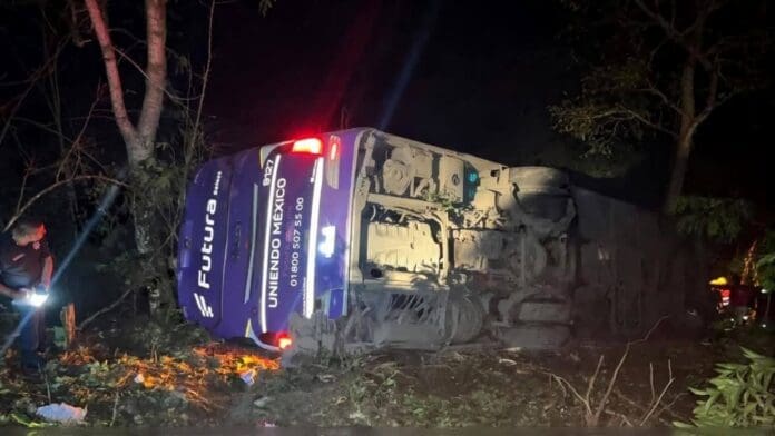Deja cinco muertos y 20 lesionados caída de autobús a barranco en Tlanchinol, Hidalgo