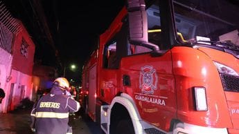 Adultos mayores sufren quemaduras graves tras incendio en Guadalajara, Jalisco