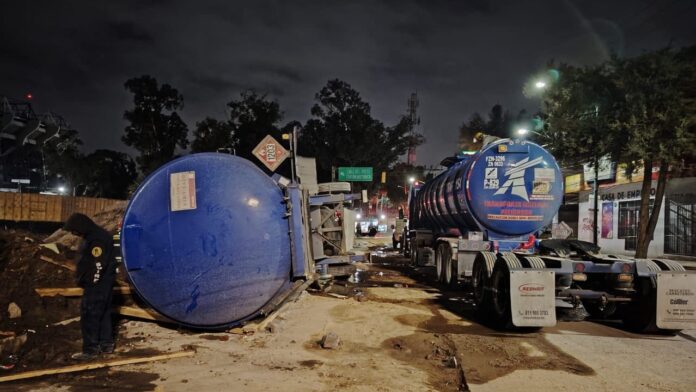 Video: Vuelca pipa con más de 30 mil litro de gasolina en Coyoacán, CDMX