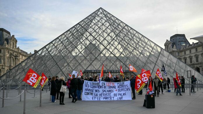 Museo del Louvre cierra sus puertas por huelga indefinida de su personal en París, Francia