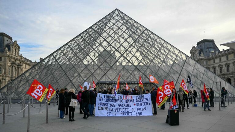 Museo del Louvre cierra sus puertas por huelga indefinida de su personal en París, Francia