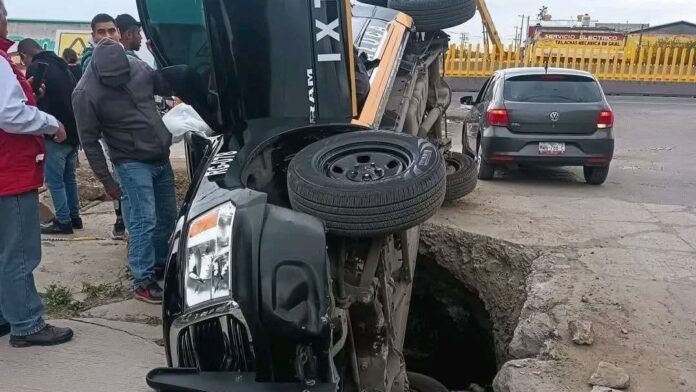 Video: Patrulla municipal cae en socavón creado por obras en Ixtapaluca, Edomex