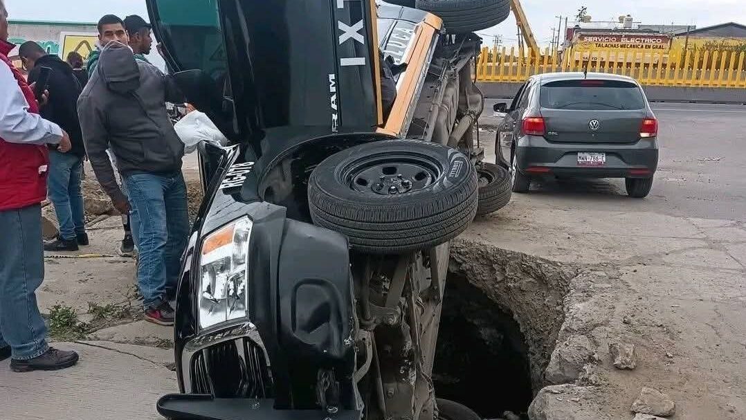 Video: Patrulla municipal cae en socavón creado por obras en Ixtapaluca, Edomex