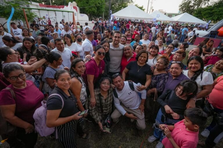 Gino Segura convive con miles de familias en Cancún durante las Posadas de la Esperanza
