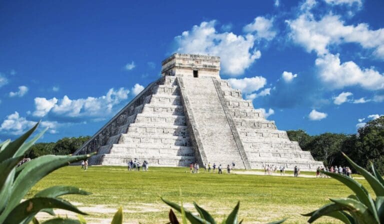 VIDEO Así se ve el interior de la pirámide de Chichén Itzá en pleno 2025
