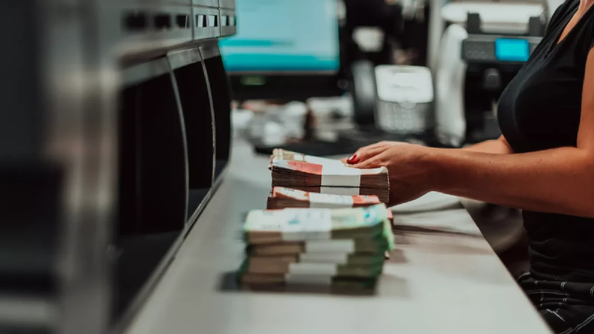 Cajera del BBVA es condenada a siete años de cárcel por robar a clientes en Nuevo León