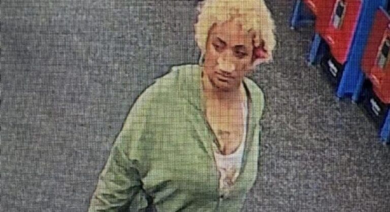 Informan que arrestaron a mujer por ocultar navajas de afeitar en barras de pan en un Walmart de Estados Unidos.